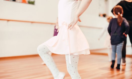 Tänzerin führt einen Sprung aus