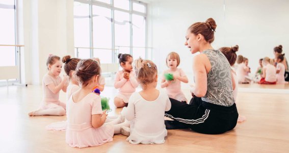 Ballettlehrerin erklärt spielerisch die nächsten Schritte