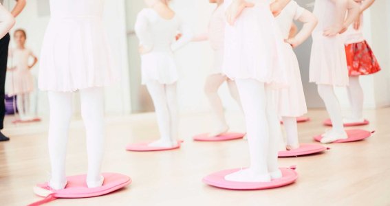 Kleine Ballerinas bereiten sich vor