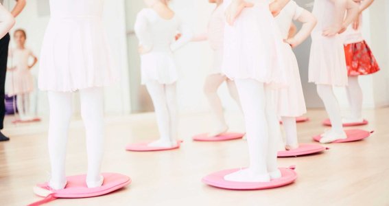 Kleine Ballerinas bereiten sich vor