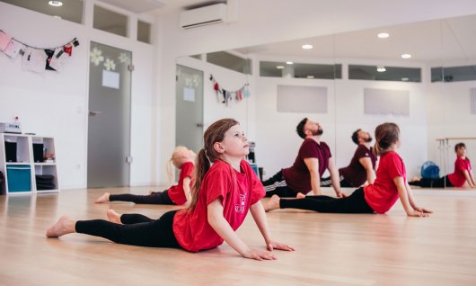 Kinder bereiten sich mit leichten Übungen auf den Tanzunterricht vor