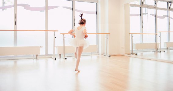 Mädchen hüpft durch den Ballettsaal