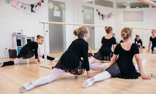 Tänzerinnen üben Spagat