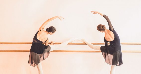 Zwei Balletttänzerinnen an der Ballettstange