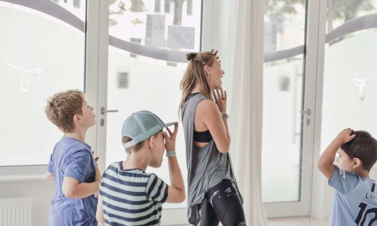 Jungs lernen eine Choreographie