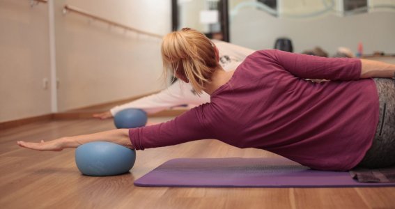 Pilates Übung mit einem Ball