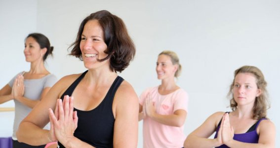 Frauen machen gemeinsam Yogaübungen