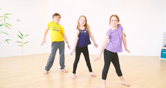 Drei Kinder beim Jazz tanzen lernen