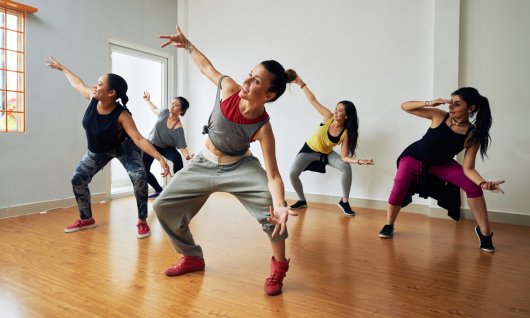 Eine Gruppe Frauen tanzt Hip Hop