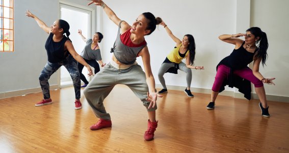 Eine Gruppe Frauen tanzt Hip Hop