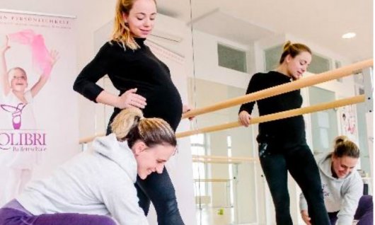 Schwangere Frau im Ballettkurs.