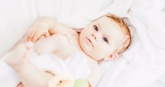 glückliches Baby beim PEKIP