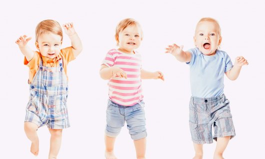 3 Babys versuchen zu gehen