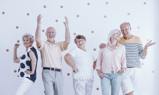 Eine Gruppe von fröhlichen Senioren posiert 