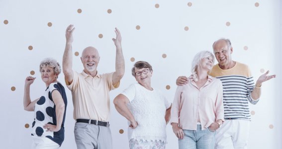 Eine Gruppe von fröhlichen Senioren posiert 