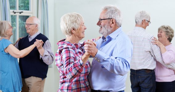 Drei Paare von Senioren tanzen Gesellschaftstanz