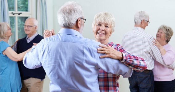 Drei Seniorenpaare tanzen Gesellschaftstanz