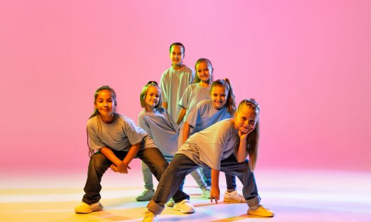 Junge Mädchen posieren in legerer Kleidung in Hip-Hop-Tanzposition