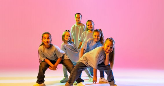 Junge Mädchen posieren in legerer Kleidung in Hip-Hop-Tanzposition