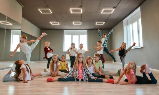 Eine Gruppe von Kindern posiert im Tanzstudio