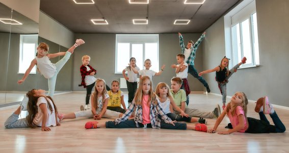 Eine Gruppe von Kindern posiert im Tanzstudio