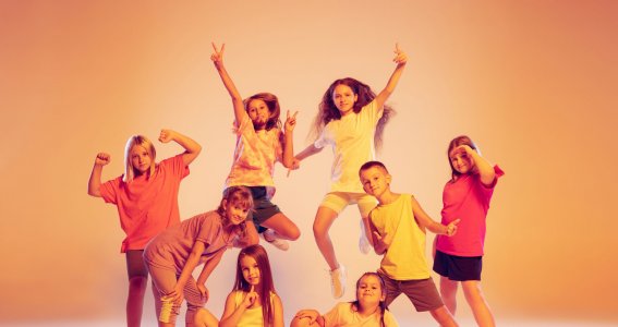 Eine Gruppe von Kindern posiert vor gelbem Hintergrund