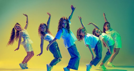 Eine tanzende Gruppe von Mädchen springt und posiert im Einklang