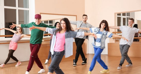 Jugendliche tanzen Hip Hop im Tanzstudio