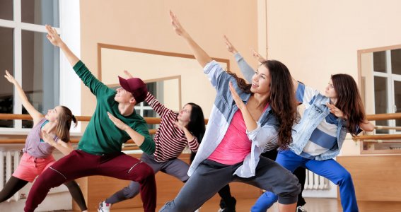 Jugendliche posieren im Tanzstudio