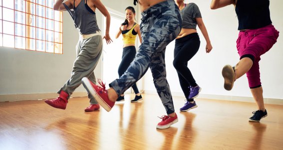 Ein synchroner Tanzschritt einer Tanzgruppe in Hip Hop Kleidung