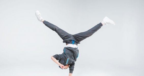 Ein Junge tanzt Break Dance