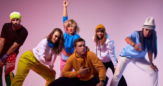 Eine junge Tanzgruppe in lässiger Kleidung posiert