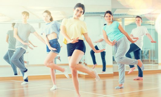 Eine Tanzgruppe Jugendlicher im Tanzstudio