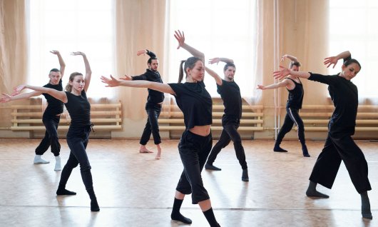 Eine Jazz Dance Gruppe in schwarzer Kleidung