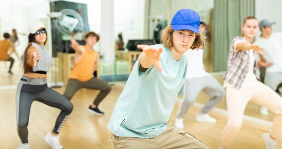 Eine Gruppe Jugendlicher tanzt in der Tanzschule