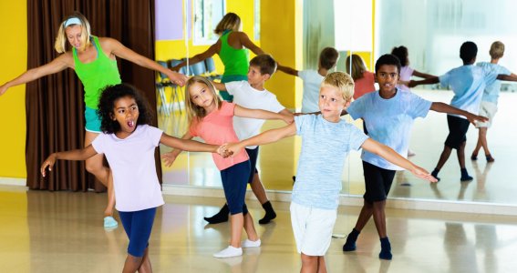 Kinder halten sich im Tanzstudio an den Händen