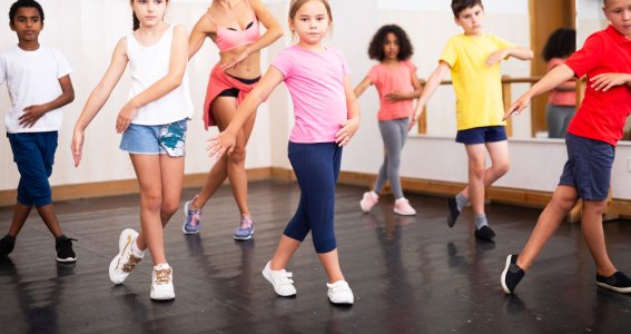 Eine Kindergruppe tanzt im Tanzstudio