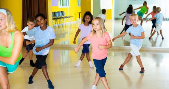 Kinder tanzen in einem Tanzstudio