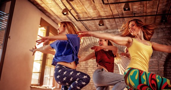 Jugendliche tanzen wild in bunter Kleidung