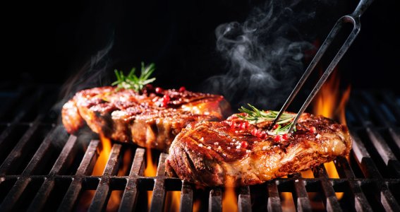 Fleisch liegt auf dem Grill