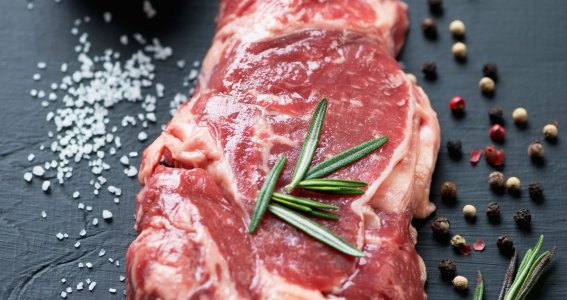 Fleisch auf Platte mit Salz und Rosmarin. 