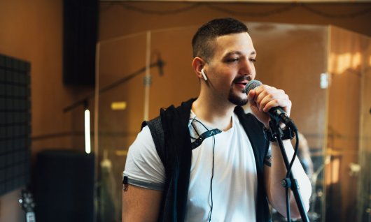 Ein Mann sing ins Mikrofon