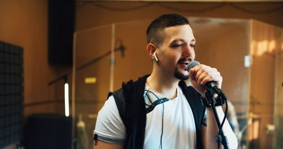 Ein Mann sing ins Mikrofon