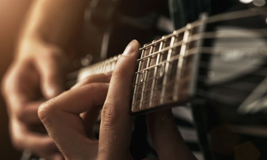 Männerhände, die Gitarre spielen 