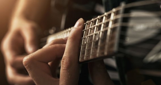 Männerhände, die Gitarre spielen 