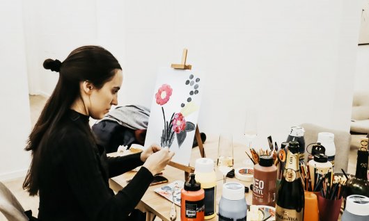 Kunstkurs für Erwachsene in München Frau malt Blumen