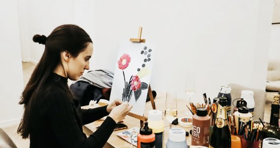 Frau malt Blumen