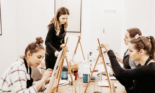 Erwachsene Frauen malen gemeinsam