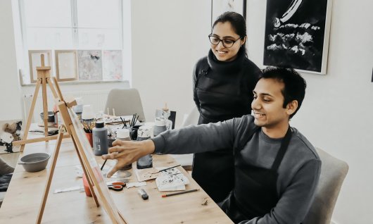 texture paint für Erwachsene Erwachsener malt in einem Malkurs