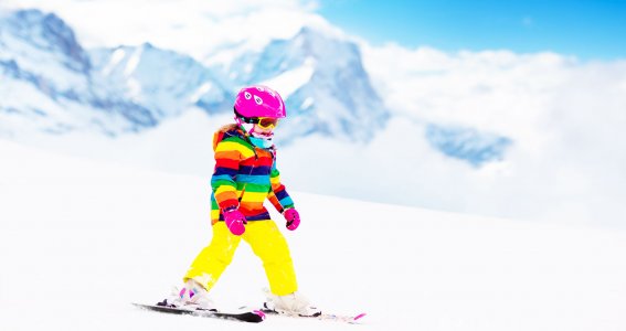 Kind fährt Ski.